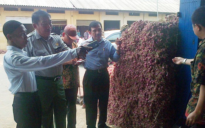 Dirjen Spudnik Sudjono Kunjungi Sentra Bawang Merah Probolinggo